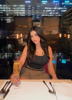 Preeti Sharma - puta in Abu Dhabi Photo 2 of 4