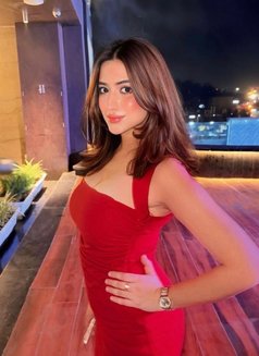Preeti Sharma - puta in Abu Dhabi Photo 3 of 4