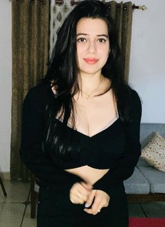 Preeti Sharma - puta in Abu Dhabi Photo 2 of 3