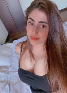 Preeti Sharma - puta in Dubai Photo 1 of 3