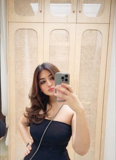 Preeti Sharma - puta in Dubai Photo 2 of 4