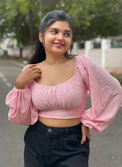 Prithi - puta in Hyderabad Photo 2 of 4