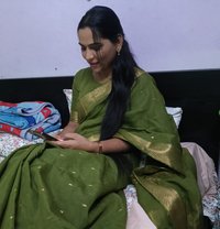 Priti Agarwal - puta in Hyderabad Photo 2 of 5