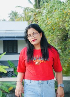 Priya - escort in Chennai Photo 2 of 4