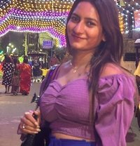 Priya - puta in Chennai