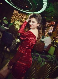 Priya - puta in Dubai Photo 5 of 11