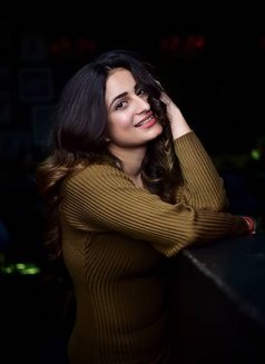 Priya - puta in Dubai Photo 6 of 11
