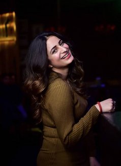 Priya - puta in Dubai Photo 7 of 11