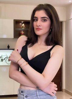 Priya - puta in Dubai Photo 3 of 8