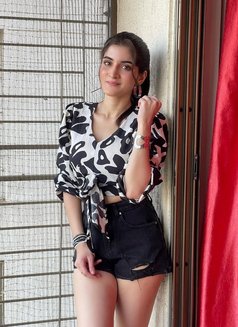 Priya - puta in Dubai Photo 6 of 8