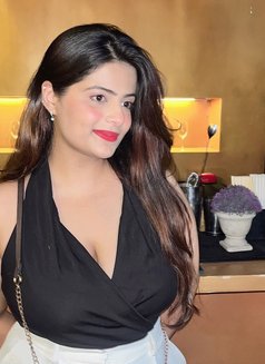 Priya - puta in Hyderabad Photo 1 of 3