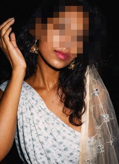 Priya - puta in Hyderabad Photo 2 of 2