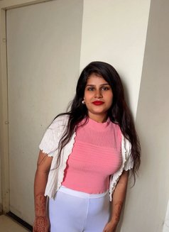 Priya - puta in Mumbai Photo 2 of 6