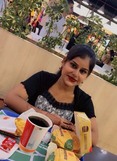 Priya - puta in Mumbai Photo 3 of 6