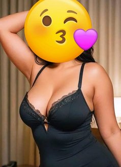 Priya - puta in Mumbai Photo 3 of 5