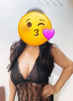 Priya - puta in Mumbai Photo 4 of 5