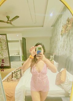 Priya - puta in Noida Photo 2 of 4