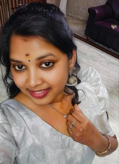 Priya - escort in Singapore Photo 1 of 4