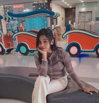 Priya - puta in Surat