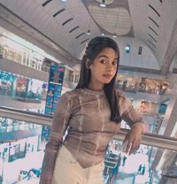 Priya - puta in Surat