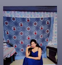 Priya Patel - puta in Ahmedabad