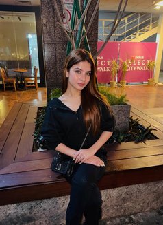 Priya Sharma Indian Model - puta in Abu Dhabi Photo 3 of 3