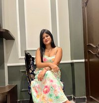 Priya Sharma - puta in Ahmedabad
