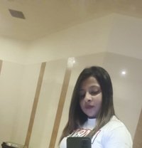 Priya Singh - puta in Pune