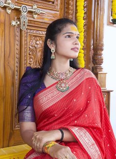Priyaa - puta in Hyderabad Photo 2 of 2
