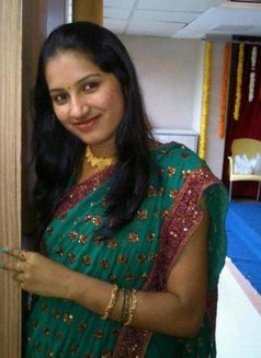 Priyanka escort service today available - puta in Chennai Photo 2 of 5