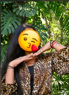 Priyanka Saini - puta in New Delhi Photo 2 of 2