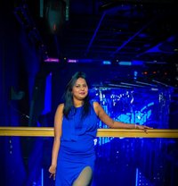 Priyanka Sharma - puta in Noida