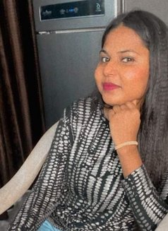 Priyanka sharma - puta in Noida Photo 4 of 4