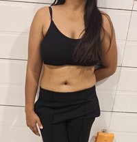 Priyanshi - puta in Hyderabad Photo 1 of 4