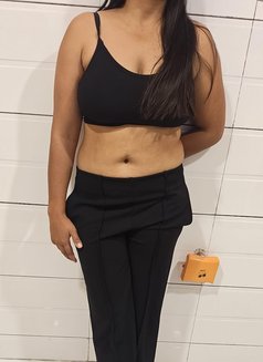 Priyanshi - puta in Hyderabad Photo 4 of 4