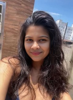 Priyanshi - puta in Lucknow Photo 6 of 6