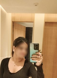 Priyanshi Your Sexy Companion - puta in Mumbai Photo 1 of 5