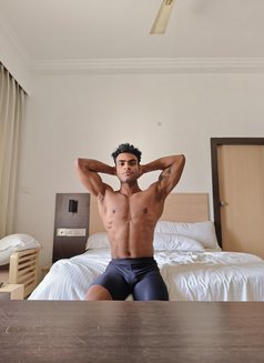 Professional male escort navel - Acompañantes masculino in Bangalore Photo 5 of 5