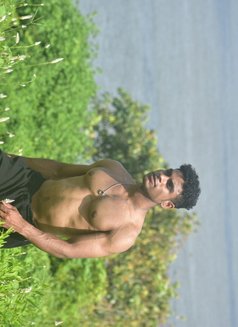 Professional male escort navel - Acompañantes masculino in Bangalore Photo 7 of 7
