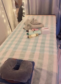 Pro massage therapy - masseuse in Al Manama Photo 1 of 15