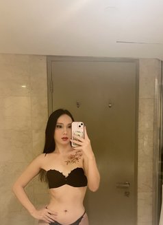 Pure Heavy load Magda - Transsexual escort in Manila Photo 1 of 17