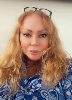 Queen 90 - masseuse in London Photo 4 of 14