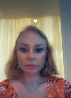 Queen 90 - masseuse in London Photo 7 of 14