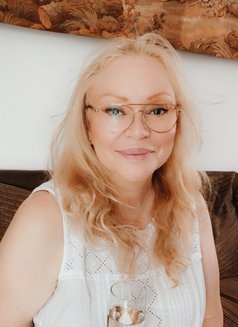 Queen 90 - masseuse in London Photo 8 of 14