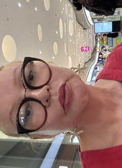 Queen 90 - masseuse in London Photo 9 of 14