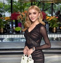 The Queen is available to serve you - Transsexual escort in Abu Dhabi