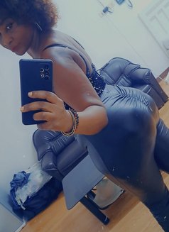 Queen Essy - puta in Hong Kong Photo 2 of 5