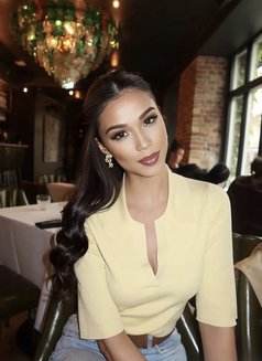 Queen Honey - Transsexual escort in Bangkok Photo 1 of 2