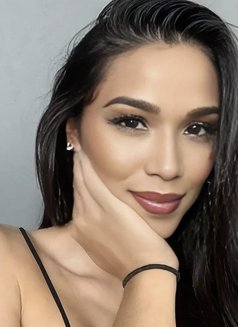 Queen Honey - Transsexual escort in Bangkok Photo 2 of 2