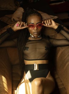 Queen - puta in Nairobi Photo 2 of 10